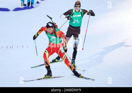 Les Rousses, Frankreich. Januar 2020. Gou Zhendong (L) aus China tritt im Rahmen der Biathlon-Einzel-Mixed-Staffel bei den 3. Olympischen Winter-Olympischen Spielen im Les Tuffes Nordic Centre in Les Rousses, Frankreich, am 12. Januar 2020 an. Kredit: Yang Shiyao/Xinhua/Alamy Live News Stockfoto