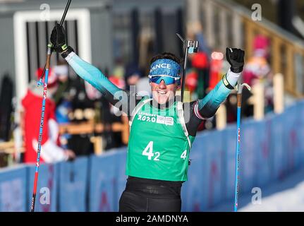 Les Rousses, Frankreich. Januar 2020. Mathieu Garcia aus Frankreich feiert ihren Sieg nach der Biathlon-Einzel-Mixed-Staffel bei den 3. Olympischen Winter-Jugendspielen im Les Tuffes Nordic Centre in Les Rousses, Frankreich, 12. Januar 2020. Credit: Shan Yuqi/Xinhua/Alamy Live News Stockfoto