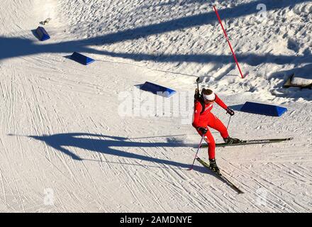 Les Rousses, Frankreich. Januar 2020. Yara Burkhalter aus der Schweiz tritt im Biathlon-Einzel-Mixed-Staffel bei den 3. Olympischen Winter-Jugendspielen im Les Tuffes Nordic Centre in Les Rousses, Frankreich, 12. Januar 2020 an. Credit: Shan Yuqi/Xinhua/Alamy Live News Stockfoto