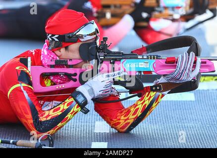 Les Rousses, Frankreich. Januar 2020. Ding Yuhuan aus China tritt im Rahmen der Biathlon-Einzel-Mixed-Staffel bei den 3. Olympischen Winter-Jugendspielen im Les Tuffes Nordic Centre in Les Rousses, Frankreich, 12. Januar 2020 an. Credit: Shan Yuqi/Xinhua/Alamy Live News Stockfoto