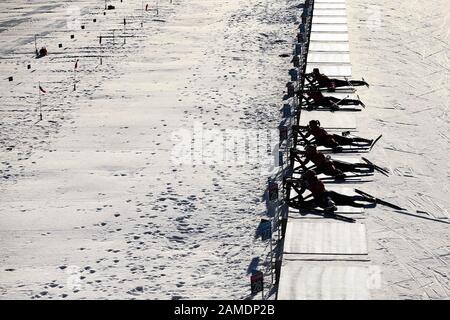 Les Rousses, Frankreich. Januar 2020. Athleten schießen während der Biathlon-Einzel-Mixed-Staffel bei den 3. Olympischen Winter-Olympischen Spielen im Les Tuffes Nordic Centre in Les Rousses, Frankreich, 12. Januar 2020. Credit: Shan Yuqi/Xinhua/Alamy Live News Stockfoto