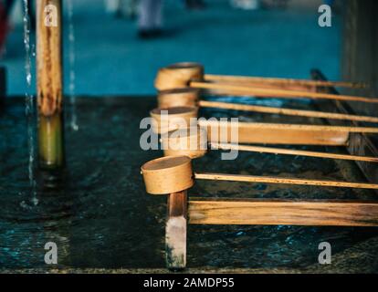 Japanische Kellen bei Shinto Tempel in Kyoto, Japan. In Japan, ein tsukubai ist ein Waschbecken am Eingang zu den heiligen Stätten für die Besucher der t Reinigen bereitgestellt Stockfoto