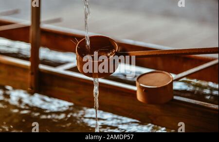 Japanische Kellen bei Shinto Tempel in Kyoto, Japan. In Japan, ein tsukubai ist ein Waschbecken am Eingang zu den heiligen Stätten für die Besucher der t Reinigen bereitgestellt Stockfoto