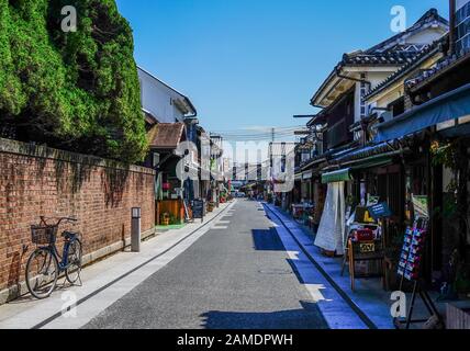 Okayama, Japan - 14. Juli 2015. Blick auf das historische Viertel Bikan in Kurashiki, Okayama. Stadtbild, das für typisch japanische weiße Wände von bekannt ist Stockfoto