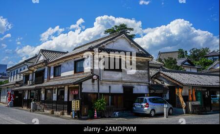 Okayama, Japan - 14. Juli 2015. Blick auf das historische Viertel Bikan in Kurashiki, Okayama. Stadtbild, das für typisch japanische weiße Wände von bekannt ist Stockfoto