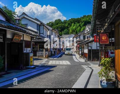 Okayama, Japan - 14. Juli 2015. Blick auf das historische Viertel Bikan in Kurashiki, Okayama. Stadtbild, das für typisch japanische weiße Wände von bekannt ist Stockfoto