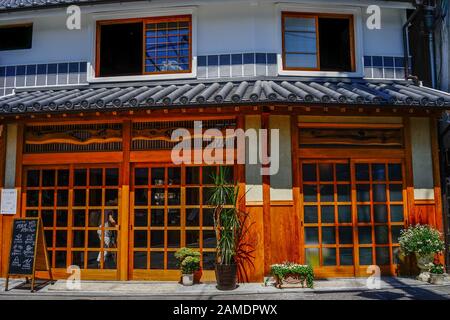 Okayama, Japan - 14. Juli 2015. Blick auf das historische Viertel Bikan in Kurashiki, Okayama. Stadtbild, das für typisch japanische weiße Wände von bekannt ist Stockfoto
