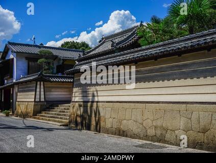 Okayama, Japan - 14. Juli 2015. Blick auf das historische Viertel Bikan in Kurashiki, Okayama. Stadtbild, das für typisch japanische weiße Wände von bekannt ist Stockfoto