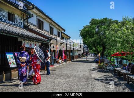 Okayama, Japan - 14. Juli 2015. Blick auf das historische Viertel Bikan in Kurashiki, Okayama. Stadtbild, das für typisch japanische weiße Wände von bekannt ist Stockfoto