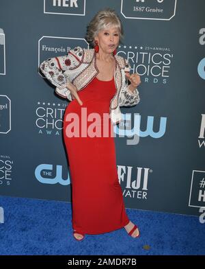 Los Angeles, USA. Januar 2020. Rita Moreno 004 nimmt am 12. Januar 2020 am Barker Hangar in Santa Monica, Kalifornien, Credit: Tsuni/USA/Alamy Live News, an den 25th Annual Critics' Choice Awards im Barker Hangar Stockfoto