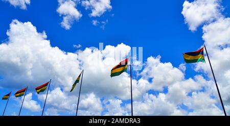 Die Nationalflaggen von Mauritius winken im Wind (Port Louis, Insel Mauritius). Stockfoto