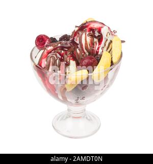 Vanille-Sundae-Eis mit Schokoladensauce und Früchten. Stockfoto