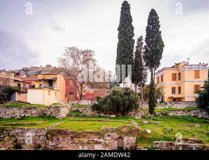 Blick auf die römische Agora in Athen, Griechenland. Im Hintergrund stehen der historische Stadtteil Plaka und die Akropolis. Stockfoto