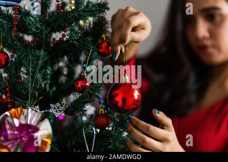 Schöner weihnachtsbaum isoliert auf weißem Hintergrund Stockfoto