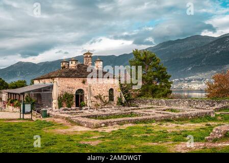 Blick auf ein altes Gebäude in der Akropolis Von Kale, das osmanische Schloss in Ioannina, Griechenland. Der Pamvotis-See steht im Hintergrund. Stockfoto