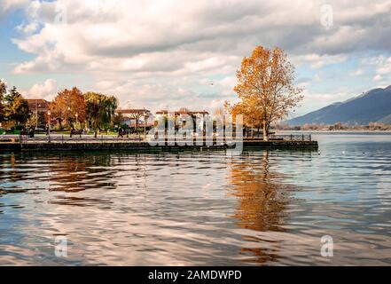 Ioannina/Griechenland - 23. November 2019: Blick auf den Pamvotis-See und die Küste der Stadt Ioannina. Stockfoto
