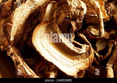 Getrocknete Steinpilze auf Holztisch Stockfoto