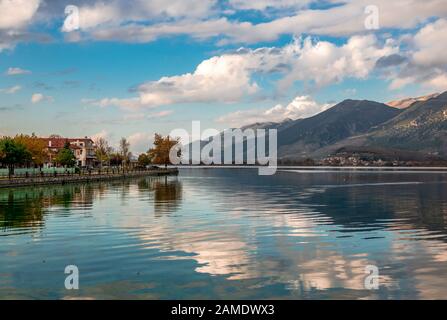 Blick auf den See Pamvotis und die Küste der Stadt Ioannina an einem sonnigen Winternachmittag. Stockfoto