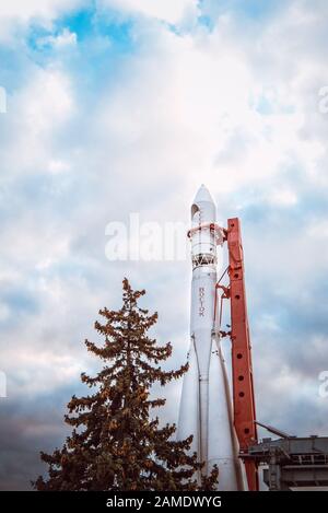 Die weltweit ersten bemannten Rakete "Wostok" in einer Ausstellung in der Stadt Moskau, Russland 2019-10-05. Stockfoto