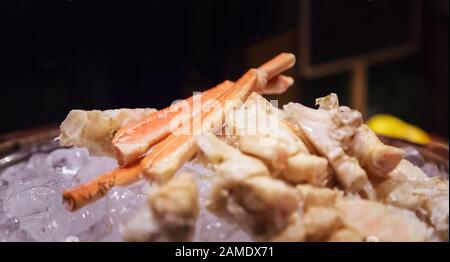 Selektive, Konzentrierte, Gedämpfte Meeresfrüchte vom Meeresmarkt, Frisch Leckere, Kochende Snow Crab auf Eishintergrund. Ernährung, Allergie, Aquatic Food, Gesundheit Stockfoto