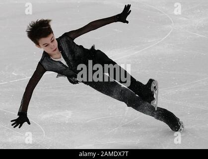 Lausanne, Schweiz. Januar 2020. Daniil Samsonov aus Russland fällt während der Frei-Skating-Eiskunstlauf-Veranstaltung im Herreneinzel bei den 3. Olympischen Winter-Jugendspielen in Lausanne, Schweiz, 12. Januar 2020. Credit: Lu Yang/Xinhua/Alamy Live News Stockfoto