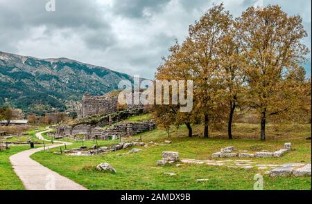 Die Ruinen des großen antiken Theaters und der Bouleuterionin Dodona, Epirus, Griechenland. Dodona war das älteste hellenische (altgriechische) orakel. Stockfoto