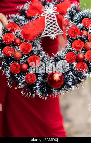 Adventskranz hält junge Dame fest Stockfoto