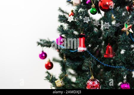 Schöner weihnachtsbaum isoliert auf weißem Hintergrund Stockfoto