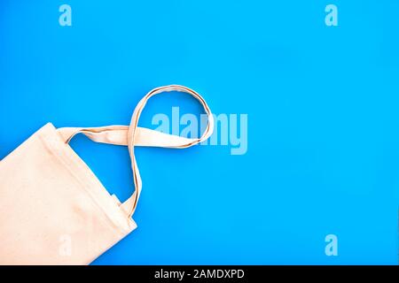 Canvas Baumwolle weiß Beutel auf dem blauen Hintergrund. Umweltfreundliche, wiederverwendbare Tasche zum Einkaufen und Shopping. Eco und null Abfall Konzept. Close Up. Stockfoto