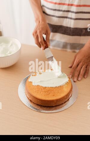 Das Biskuit mit Eis auf Holz Tisch Stockfoto