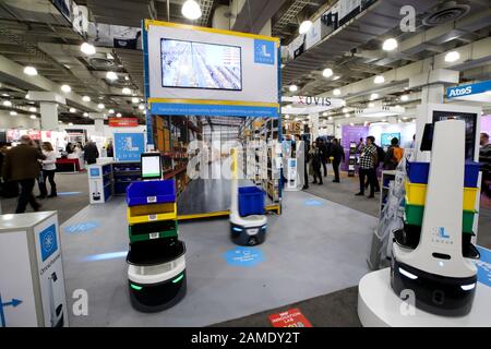 (200113) -- NEW YORK, 13. Januar 2020 (Xinhua) -- Intelligente Transportroboter sind auf Der NRF 2020 Vision zu sehen: Retail's Big Show, veranstaltet in New York, den Vereinigten Staaten, 12. Januar 2020. Über 800 Unternehmen aus fast 100 Ländern und Regionen versammelten sich hier am Sonntag zur jährlichen expo der U. S. National Retail Federation (NRF), die globalen Brancheninsidern neue Ideen, Perspektiven und Technologien bietet. Die NRF-Vision 2020: Die große Messe des Einzelhandels erwartet, dass rund 38.000 Menschen, darunter Aussteller, Branchenbesucher, Experten und Sprecher, in den Jacob K. Javits Convent strömen Stockfoto