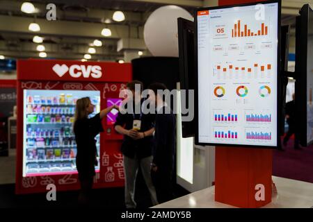 (200113) -- NEW YORK, 13. Januar 2020 (Xinhua) -- EIN System zur Analyse von Anbietermaschinen und Daten wird auf Der NRF 2020 Vision gesehen: Retail's Big Show, die in New York, den Vereinigten Staaten, 12. Januar 2020 stattfindet. Über 800 Unternehmen aus fast 100 Ländern und Regionen versammelten sich hier am Sonntag zur jährlichen expo der U. S. National Retail Federation (NRF), die globalen Brancheninsidern neue Ideen, Perspektiven und Technologien bietet. Die NRF-Vision 2020: Die große Messe des Einzelhandels erwartet, dass rund 38.000 Menschen, darunter Aussteller, Branchenbesucher, Experten und Sprecher, in den Jacob K. Javits Conven strömen Stockfoto