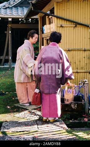 Kyoto, Japan - 28. November 2016. Alte Damen, die Kimonokleid tragen und die alte buddhistische Pagode in Kyoto, Japan besuchen. Stockfoto