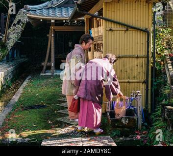 Kyoto, Japan - 28. November 2016. Alte Damen, die Kimonokleid tragen und die alte buddhistische Pagode in Kyoto, Japan besuchen. Stockfoto