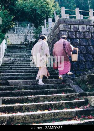 Kyoto, Japan - 28. November 2016. Alte Damen, die Kimonokleid tragen und die alte buddhistische Pagode in Kyoto, Japan besuchen. Stockfoto