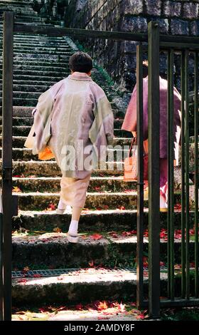 Kyoto, Japan - 28. November 2016. Alte Damen, die Kimonokleid tragen und die alte buddhistische Pagode in Kyoto, Japan besuchen. Stockfoto