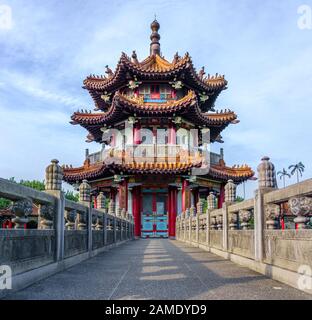 Traditionelle chinesische Pagode des Taipei 228 Peace Memorial Park mit schönem detailreichen Dach. Ansicht mit niedrigem Winkel Stockfoto