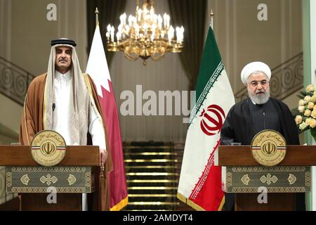 Teheran, Iran. Januar 2020. Der iranische Präsident HASSAN Rouhani (R) und Emir von Katar SCHEICH TAMIM bin HAMAD AL-THANI (L) veranstalten nach ihrem Treffen in Teheran eine gemeinsame Pressekonferenz. Laut Berichten besucht Scheich Tamim Teheran inmitten regionaler Spannungen. Kredit: Iranisches Präsidentenamt/ZUMA Wire/Alamy Live News Stockfoto