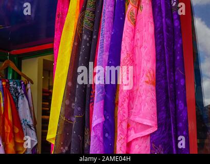 Bunte Schalen zum Verkauf im Modegeschäft im Central Market von Port Louis, Mauritius. Stockfoto