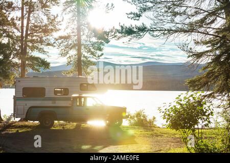 Camper am Seeufer in Bergen geparkt. Sommersaison in Kanada. Stockfoto