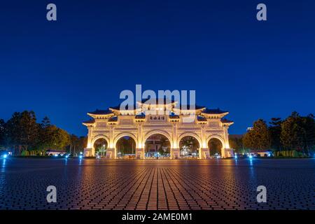 Taipei Liberty Gate nachts beleuchtet Stockfoto