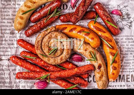 Hausgemachte Wurst vom Grill auf eine Zeitung, Ansicht von oben. Stockfoto