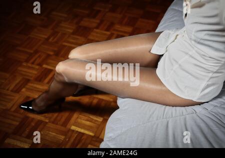 Beine von einem Paar schwarzer Strumpfhosen bedeckt Stockfoto