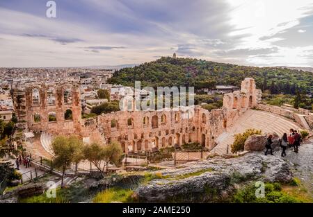 Das Odeon des Herodes Atticus, am Südwesthang der Akropolis. Der Filopappos-Hügel (mit dem Filopappos-Denkmal oben) ist im Hintergrund. Stockfoto