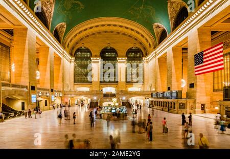 NYC, NY/USA - 11. Juli 2014: Nachtansicht des Hauptkonkurses des Grand Central Terminal, eines der beliebtesten Wahrzeichen Manhattans. Stockfoto