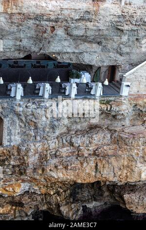 Polignano a Mare, Italien - 17 September, 2019: Die Welt-berühmten Grotta Palazzese Restaurant, in einer Höhle in den Klippen in Polignano a Mare, Apulien, I Stockfoto