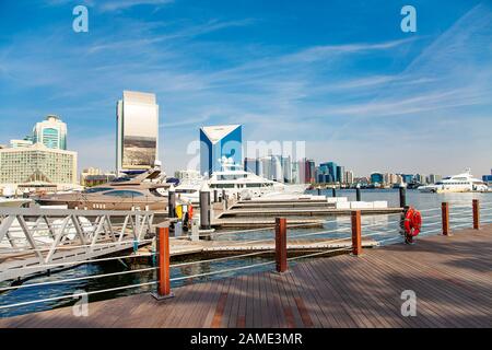 Reiche berühmte Scraper und Yachten auf dem Seekanal Stockfoto