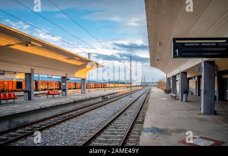 Leianokladi/Griechenland - 7. Dezember 2014: Blick auf den Bahnhof, der zwischen Lamia und Leianokladi in Phthiotis, Zentralgriechischen, liegt (Schild sagt ' Stockfoto