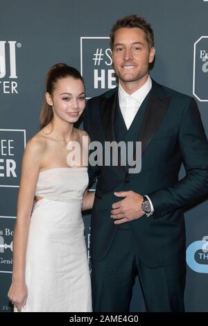 Justin Hartley und seine Tochter Isella Justice Hartley nehmen am 12. Januar 2020 am 25. Jährlichen Critics' Choice Award im Barker Hangar in Santa Monica, Los Angeles, Kalifornien, USA, teilzunehmen. Weltweite Verwendung Stockfoto