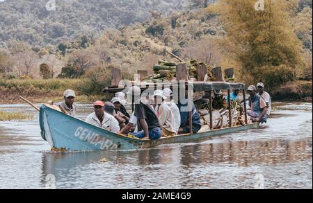 Madagaskar 19.2016: Überfülltes und überlastetes Bootstaxi mit Menschen und Fracht auf dem Fluss in der Nähe von Maroantsetra. Das tägliche Leben auf dem Fluss Antainambal Stockfoto